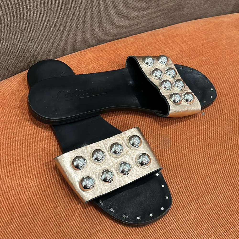 L’intervalle  Leather Rose Gold Metallic slides studded flat size 38/7 US